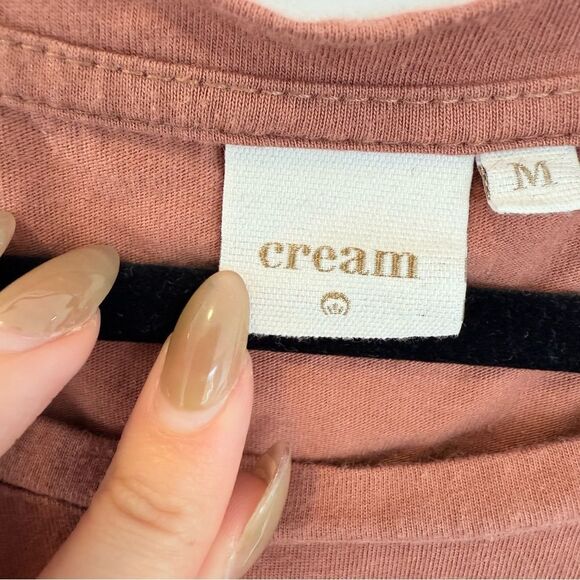 CREAM | Lip Kiss Graphic Tee - Picture 2 of 7